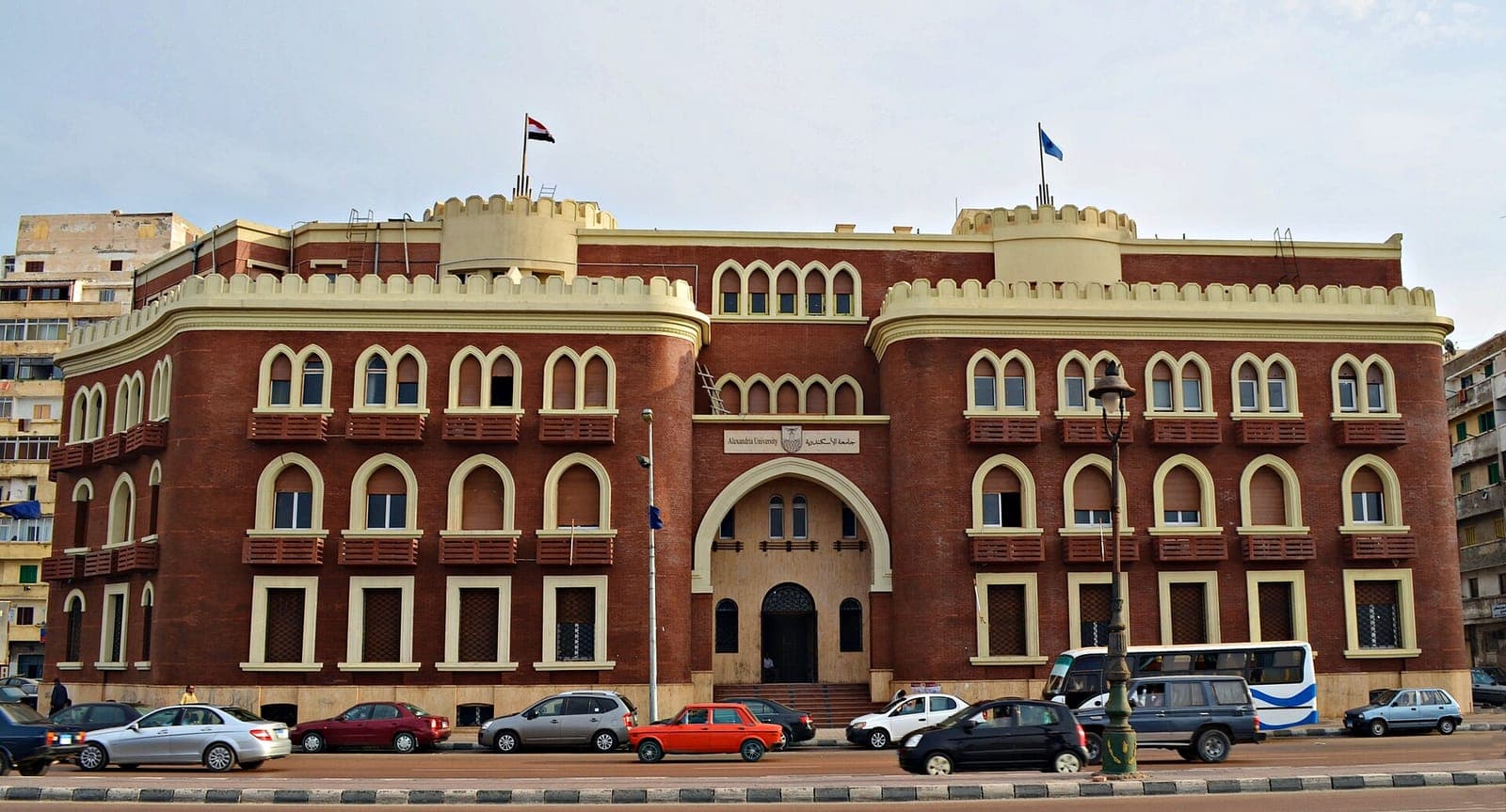 مبنى إدارة جامعة الإسكندرية بالطوب الأحمر في الشاطبي، مطلًا على الشارع.