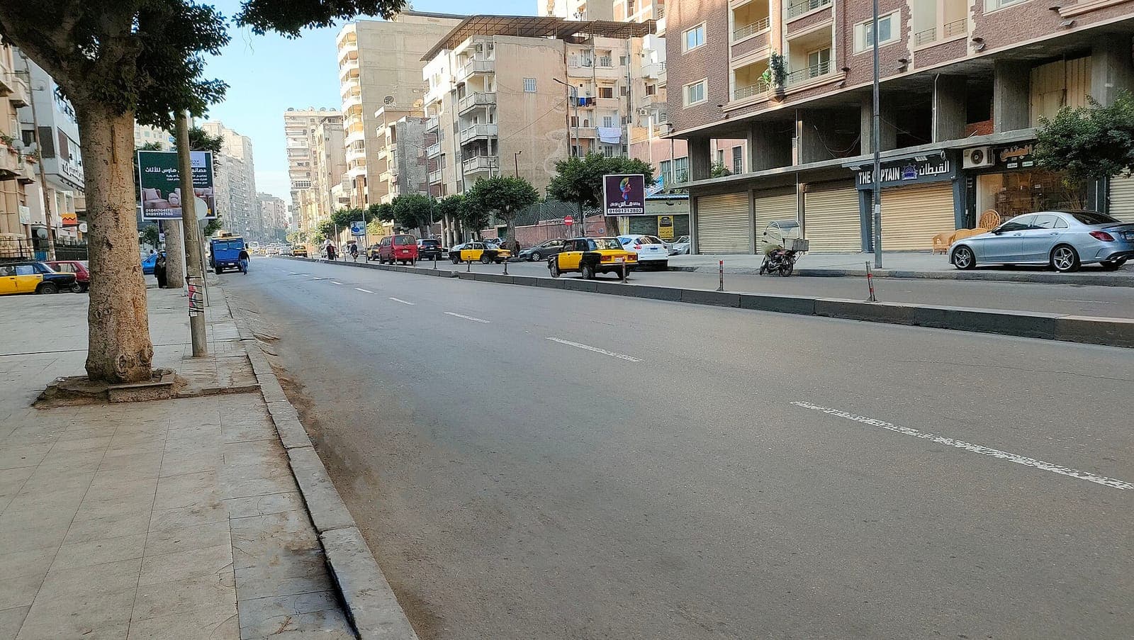 طريق الحرية (شارع أبو قير) في منطقة الإبراهيمية بالإسكندرية، بمبانٍ سكنية ومحال على جانبيه.