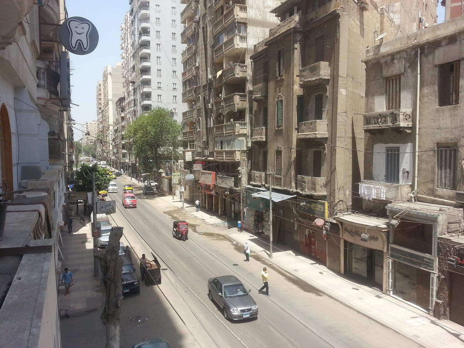 شارع في محرم بك بالإسكندرية يمر به خط ترام، تحفّه عمارات سكنية قديمة، مصوَّر من أعلى.