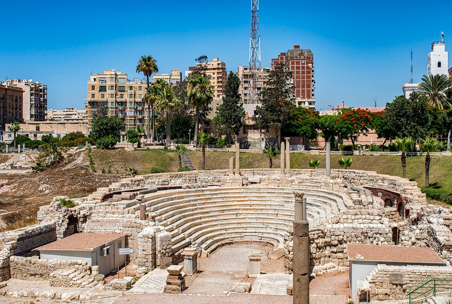 مدرَّج المسرح الروماني بكوم الدكة بصفوفه الحجرية نصف الدائرية