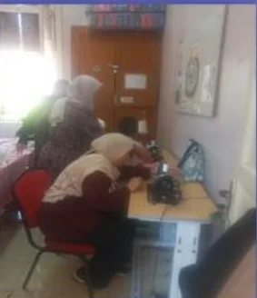 مشاركات يتدربن على ماكينة الخياطة